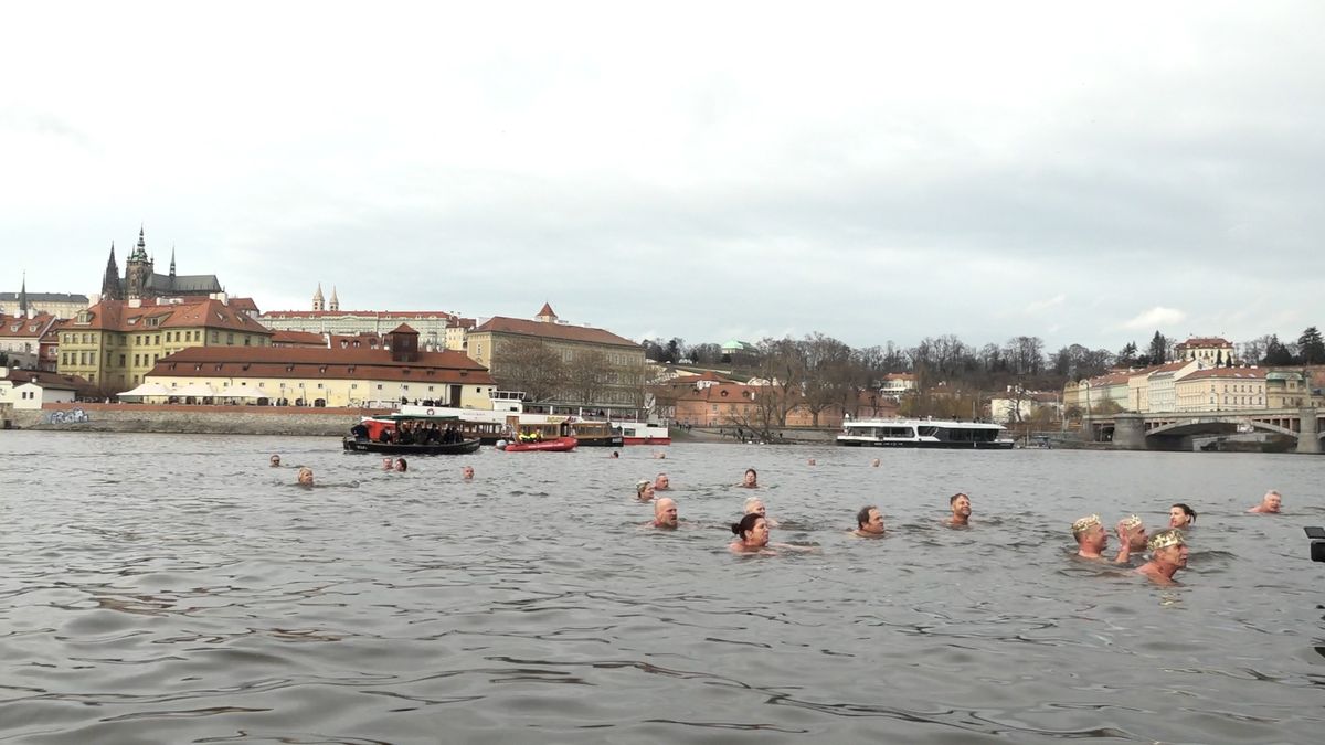 Vody Vltavy byly opět plné otužilců. Kolem Karlova mostu plavali i Tři králové
